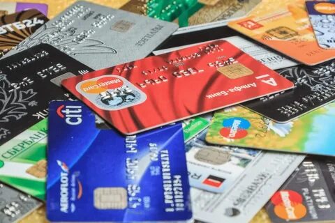 Число банковских карт на одного человека в России ограничат до 20