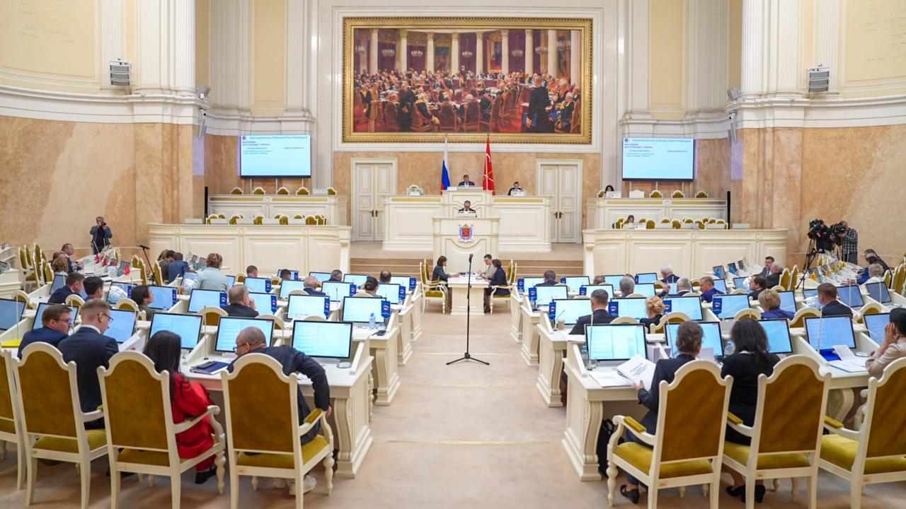 В ЗакСе Петербурга предложили отправить работников сферы ЖКХ на «курсы вежливости»