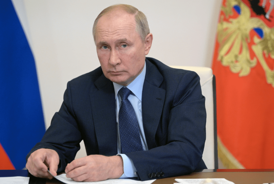 Путин поручил изучить возможность запуска «детской книжной карты» с 2026 года