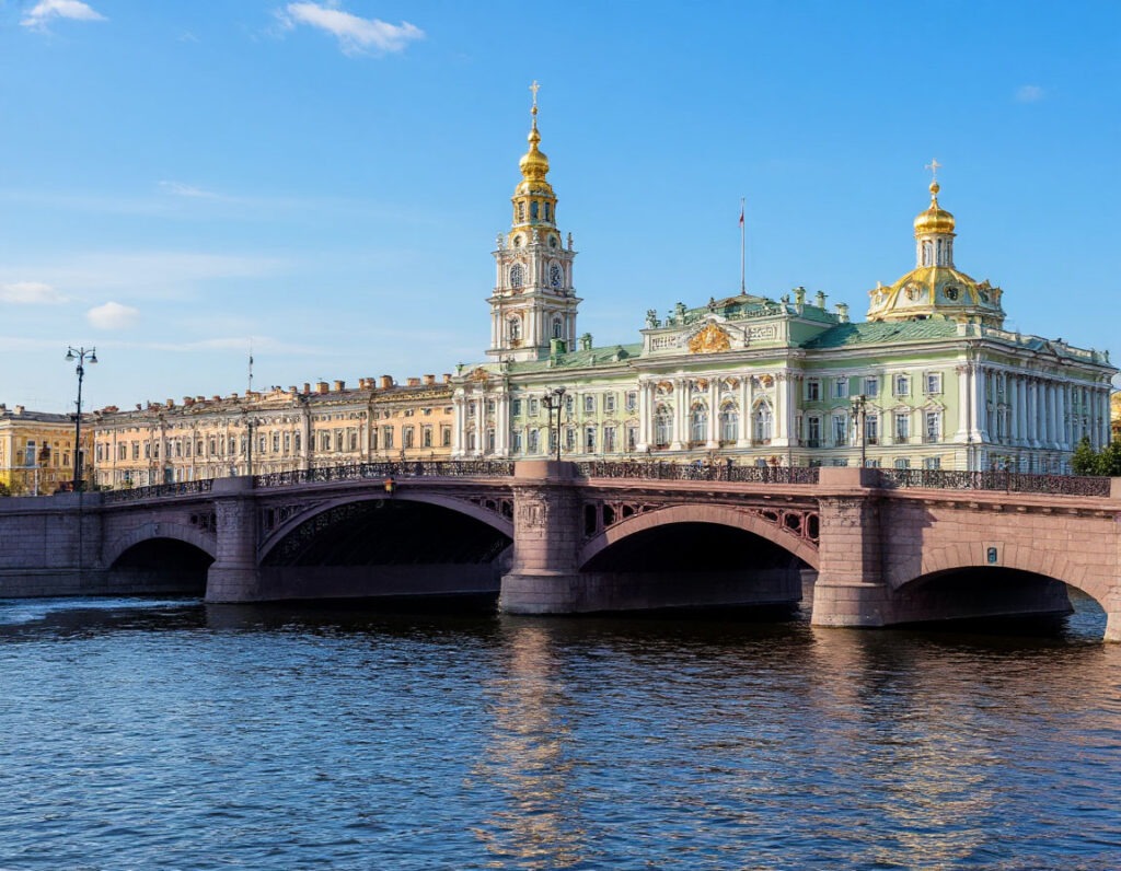 Дворцовый мост готовится к ремонту.