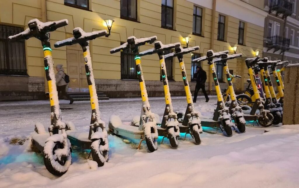Электросамокаты покидают улицы Петербурга и отправляются на зимовку