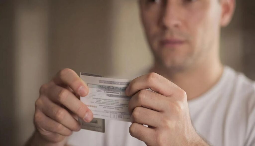 Россиянам разрешат сдавать на права без предъявления медсправок