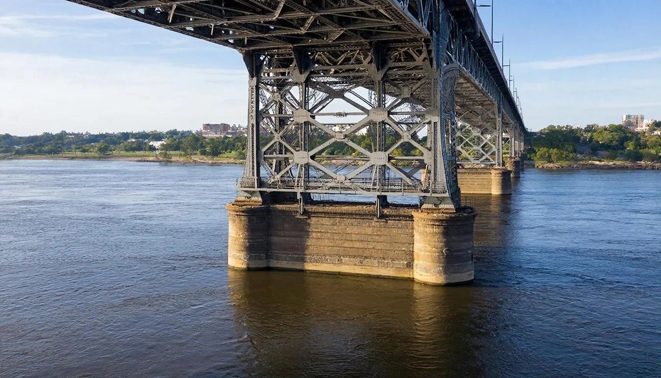 В Ленобласти разбирают мост-гигант через Лугу