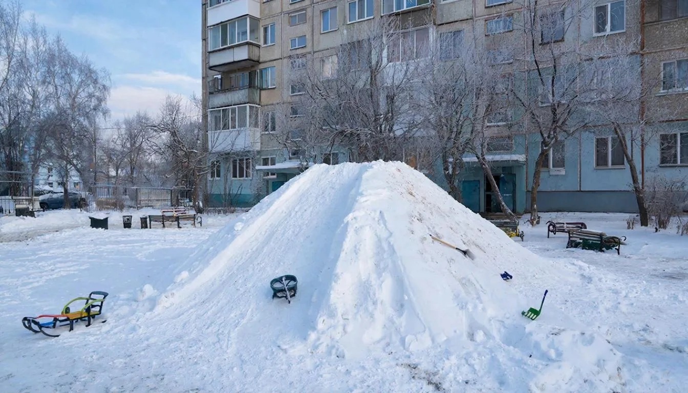 Бригада дворников разрушила детскую горку из снега на Петроградке, перепрыгивая через сугробы