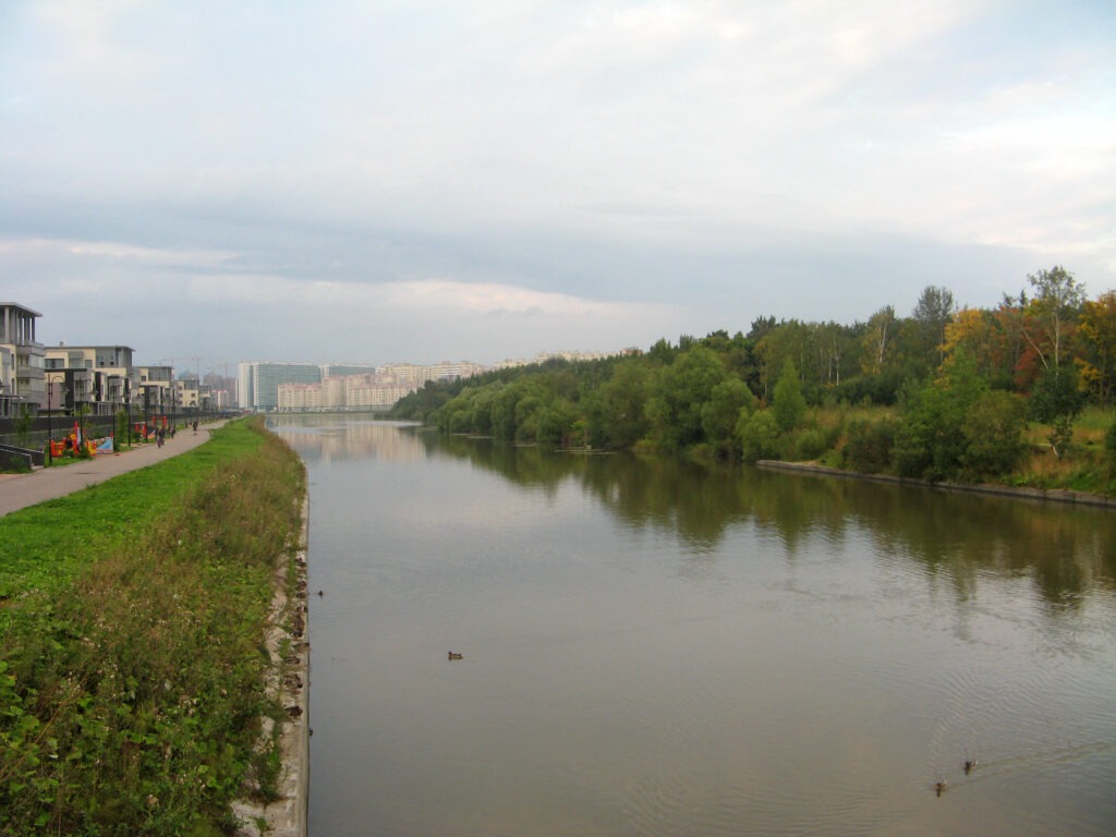 На вонь от воды в Дудергофском канале пожаловались жители домов на Петергофском шоссе