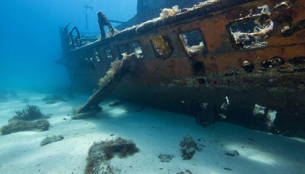 В акватории Малой Невы частично затонуло судно Zeus