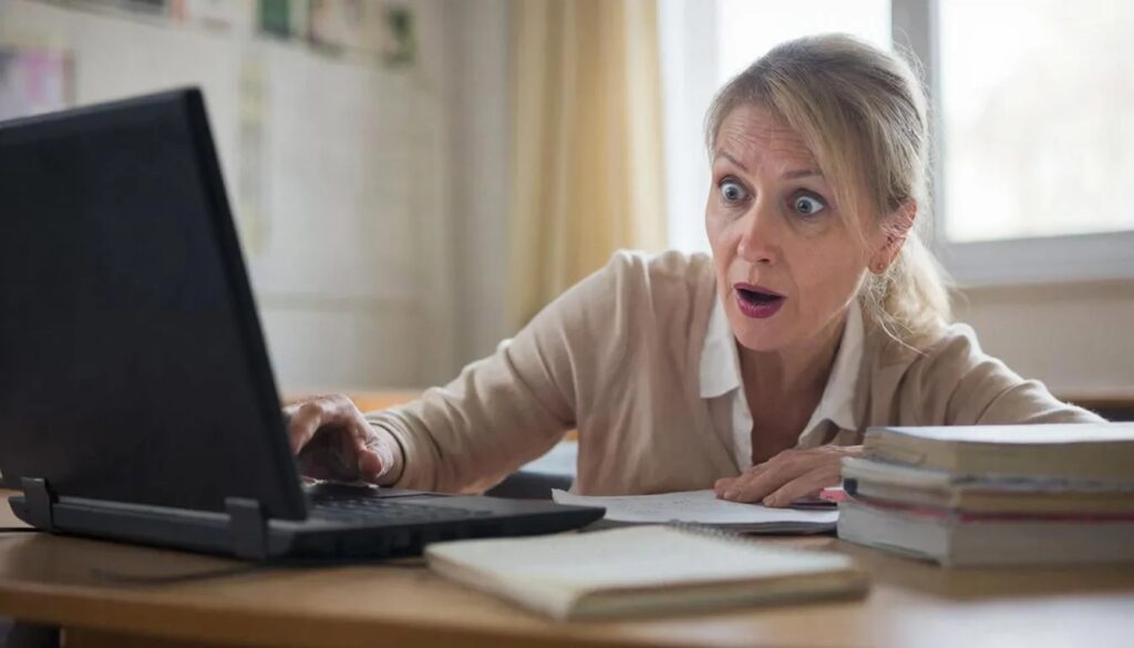 Новые обязанности: За постами школьников в сети теперь будут следить учителя?