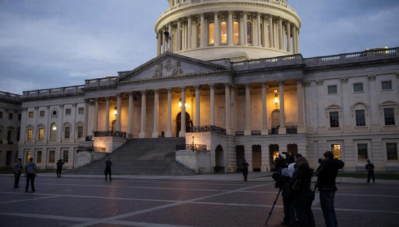 Правительство США приостановило работу