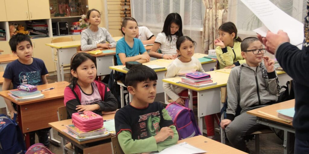 Почти тысяча детей-иностранцев собирались пойти в первый класс с 2025 года в Петербурге