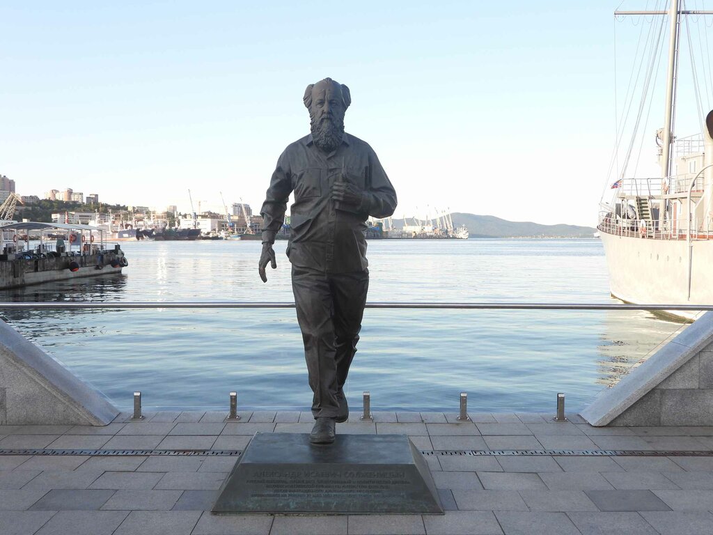 Памятник Солженицыну уберут с набережной Владивостока