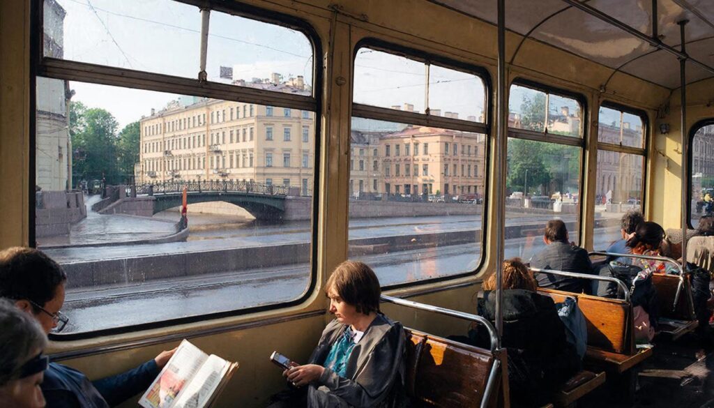 На Бухарестской улице Петербурга начали обновлять 6,5 км трамвайных путей