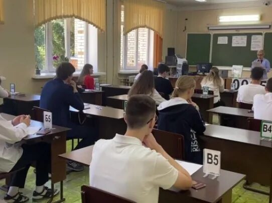 Рособрнадзор призвал выпускников выбрать школьную форму на ЕГЭ