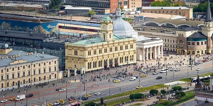 В соцсетях завирусилось видео с игрой строителя на фортепиано на Ленинградском вокзале