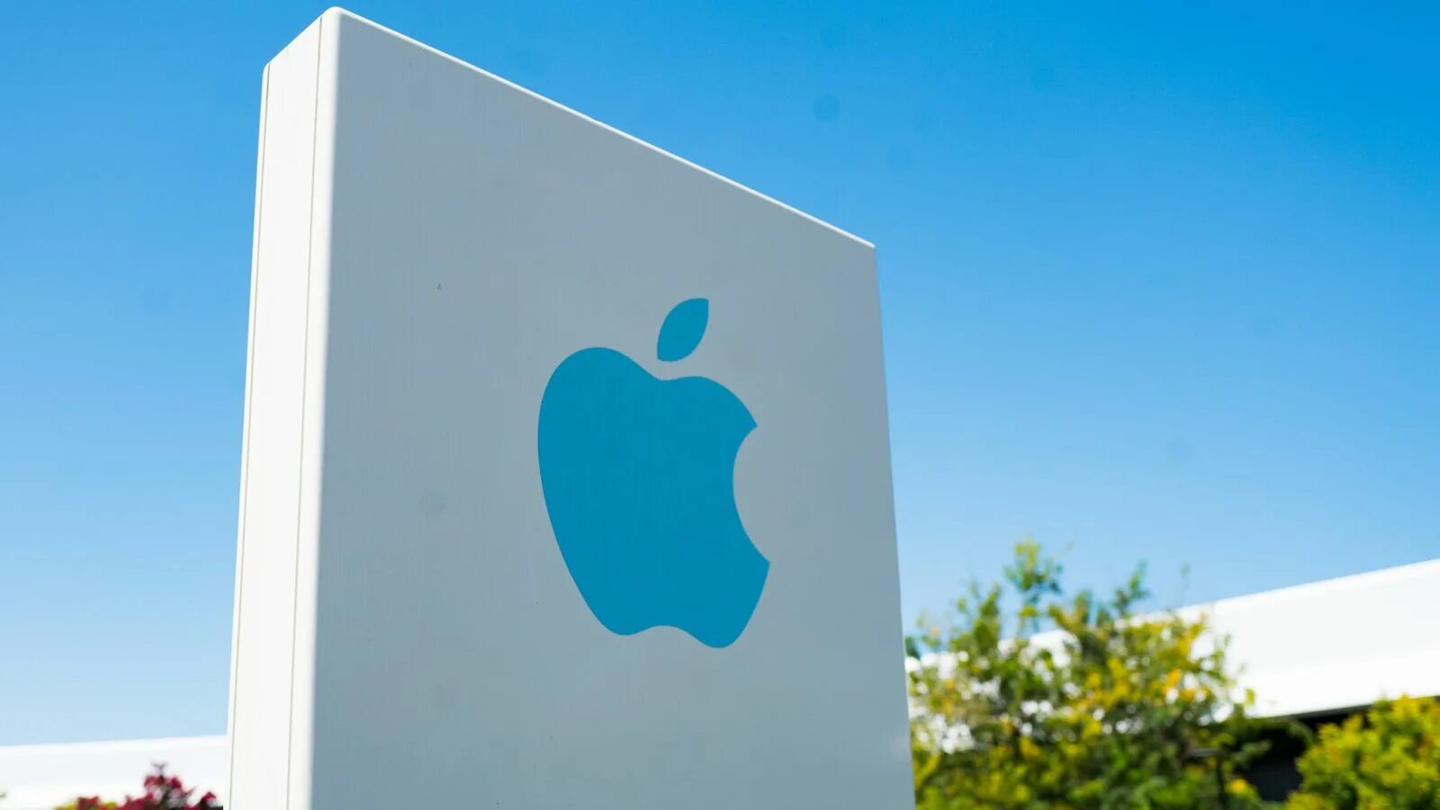 Apple в 2027 году планирует выпустить AirPods с камерой и складной iPhone