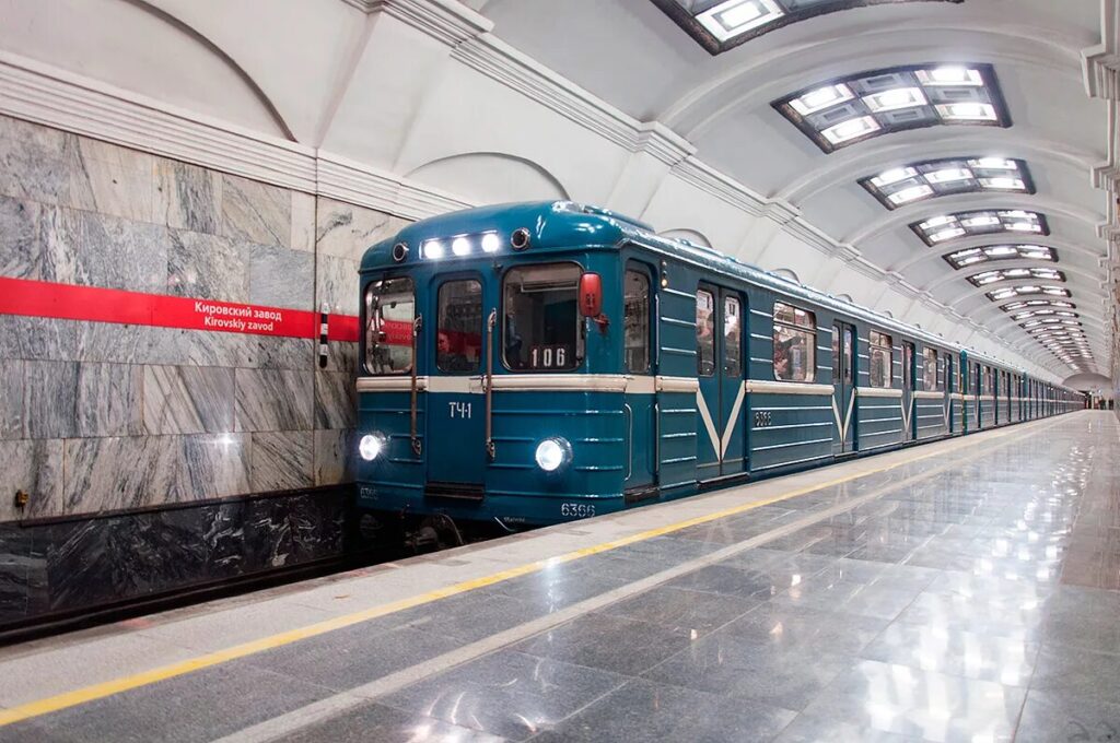 Вагоны метро в Петербурге украсят граффити по мотивам русских сказок